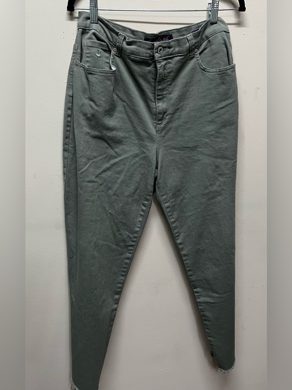 Gloria Vanderbilt Cropped Raw Hem in Olive